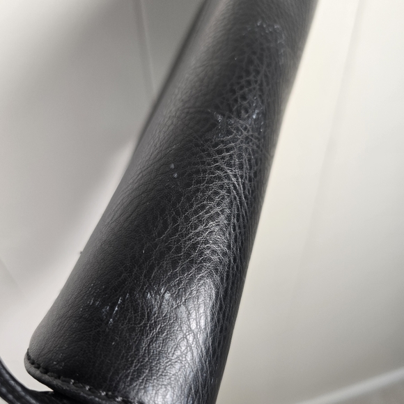 Sleek Matt&Nat Vegan Leather Crossbody Bag - Picture 7 of 9